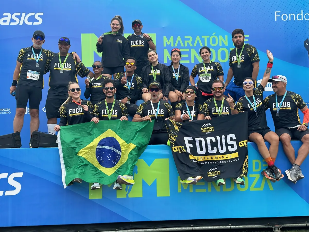 Time Focus com a bandeira do Brasil na Maratona de Mendoza